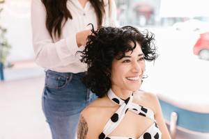 Lockige Haare schneiden