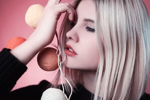 Blondierte Haare benötigen am meisten Pflege. Blondierte Haare benötigen am meisten Pflege.
