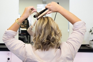 Haare mit dem Glätteisen eindrehen