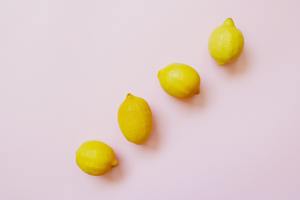 Zitronen enthalten viel Vitamin C und helfen gegen Sonnenbrand.