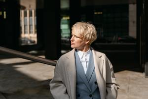 Long Pixie Cut mit Pony