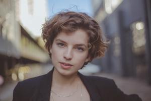 Pixie Cut mit Locken