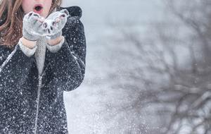 Hair Frosting erinnert an Schnee auf dunklen Haaren. Hair Frosting erinnert an Schnee auf dunklen Haaren.
