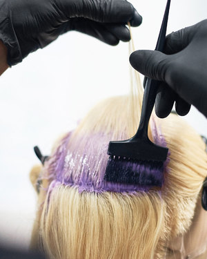 Haaransatz färben mit Goldwell Elumen