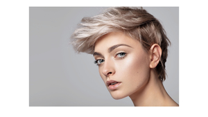 Frau mit blondieren Haaren pH Plex Wirkung
