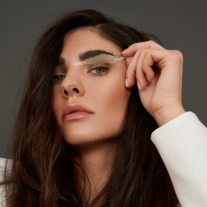 Frau mit andmetics Augenbrauen Streifen andmetics Brow Wax Strips women