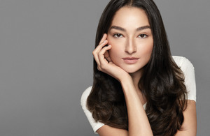 Aveda Model mit dunklen langen Haaren Aveda Skin Care