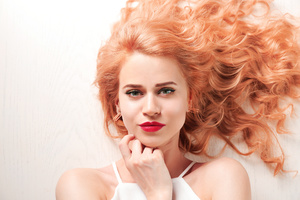 Frau mit roten Locken Aveda Be Curly Produkte