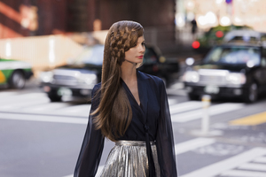Model mit langen braunen Haaren Shu Uemura Styling