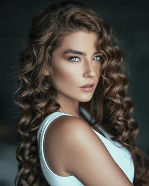 Brünette Frau mit langen, schönen Haaren Aveda Rosemary Mint Produkte