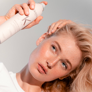 Frau mit Kérastase Fresh Affair Trockenshampoo Kérastase Fresh Affair Refreshing Dry Shampoo