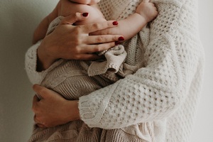 Haarausfall bei Frauen ist nach der Geburt und in der Stillzeit häufig. Haarausfall bei Frauen ist nach der Geburt und in der Stillzeit häufig.