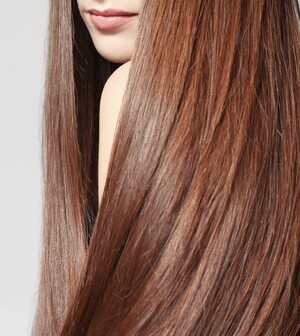 Gepflegtes, langes Haar Aveda Brilliant Produkte