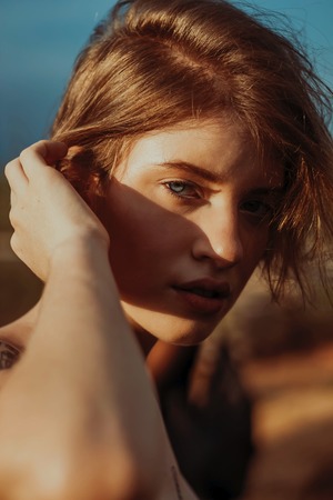 Frau mit schönen Haaren Aveda Cherry Almond Produkte