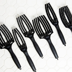 Haarbürsten aus Plastik sind einfacher zu reinigen.