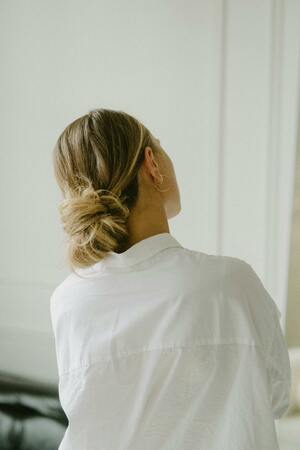 Tiefer Messy Bun für halblanges Haar