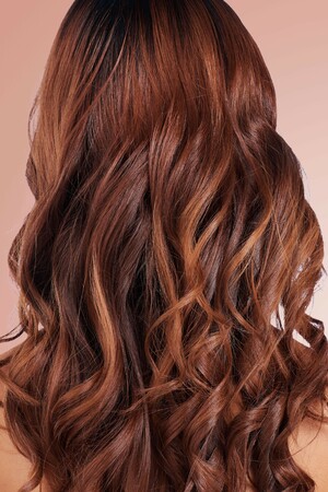 Mahagoni Haarfarbe mit Karamell Highlights