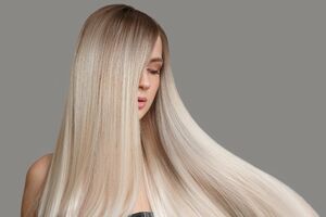 Model mit blonden, langen Haaren L'Oréal Absolut Repair für strapaziertes Haar