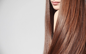 Model mit langen brünetten Haaren L'Oréal Absolut Repair: 3 Gründe, warum wir die Serie lieben