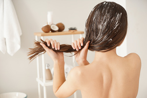Frau mit kräftigen Haaren Stärkeres und kräfigeres Haar mit den L'Oréal Inforcer Produkten