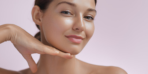 Frau mit Glass Skin Glass Skin: Wie du zur Glashaut kommst