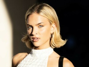 Blondes Model mit kurzen Haaren und dünnen Augenbrauen Dünne Augenbrauen machen