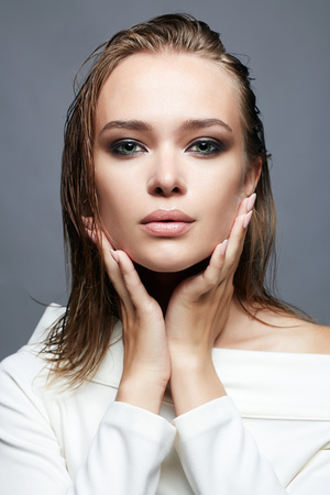 Zu viele Produkte lassen die Haare fettig wirken. Zu viel eProdukte lassen die Haare fettig wirken.