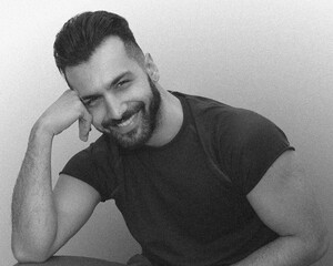 Mann mit perfekt getrimmtem, dunklen Bart Trimmen und Stutzen