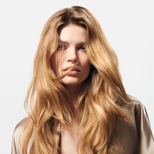 Model mit langen, schönen Haaren Wella Fusion: tiefenwirksame Reparatur