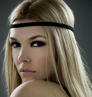 Model mit Smokey Eyes Smokey Eyes als Make Up zu schwarzen Nägeln