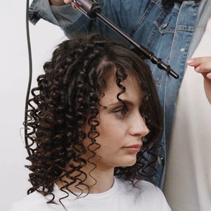 Einem Model werden Locken gemacht Wie Locken mit BabylissPRO Lockenstab