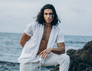 Man mit Sleek Back Style Sleek Back Style